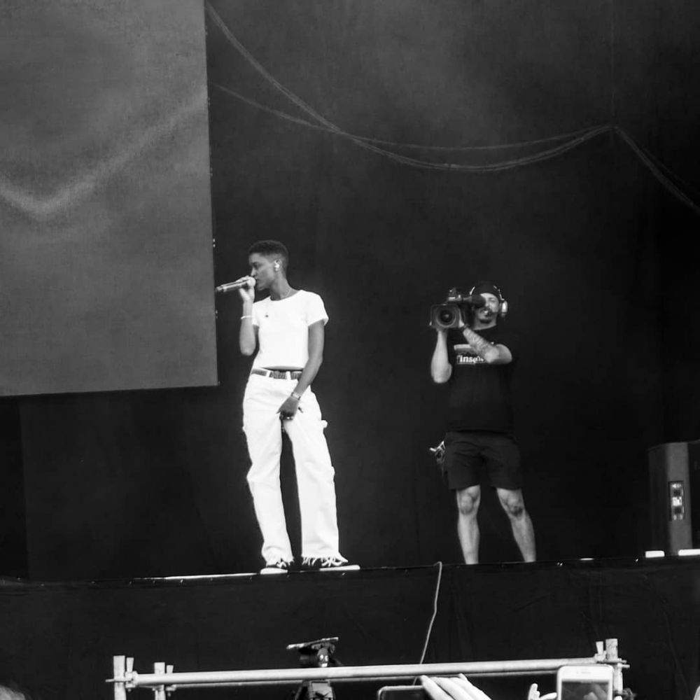 Syd performing with The Internet